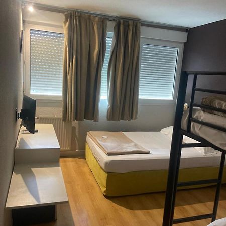 Hotel Le Lagon Рошфор-дю-Гар Экстерьер фото