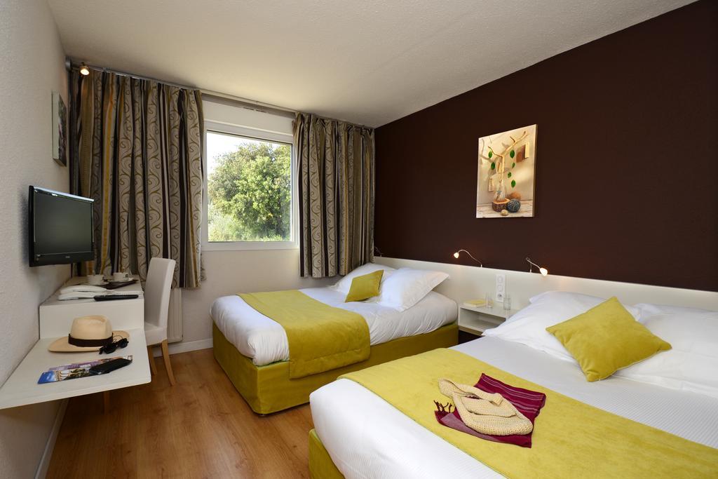 Hotel Le Lagon Рошфор-дю-Гар Экстерьер фото
